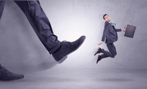 Patadas en los pies, hombre de negocios volando — Foto de Stock