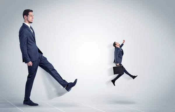 Joven hombre de negocios despedido por jefe — Foto de Stock