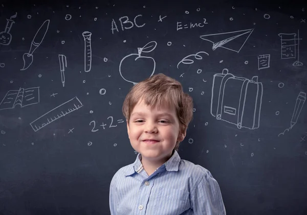 Liten pojke framför en upprättats blackboard — Stockfoto