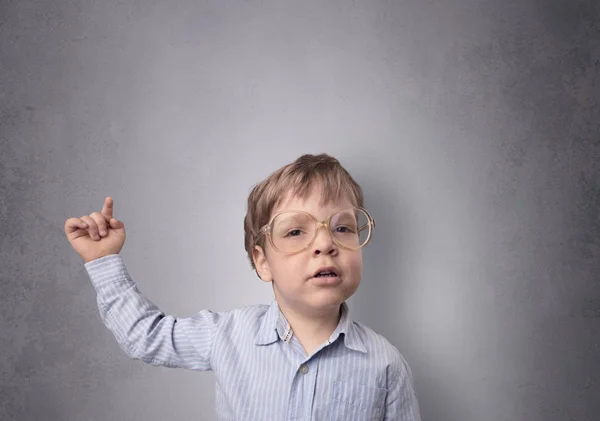 Adorable niño delante de una pared vacía — Foto de Stock