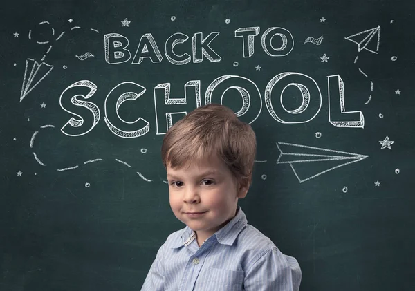 Lindo chico con concepto de regreso a la escuela — Foto de Stock