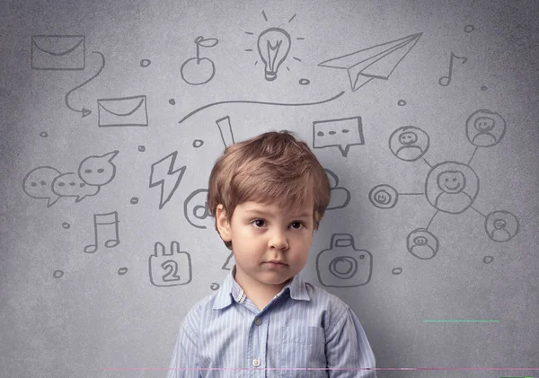 Niño inteligente frente a una pared gris dibujada — Foto de Stock