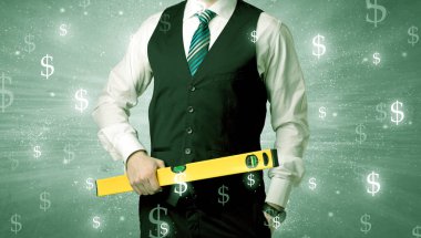 Businassman ayakta elinde aracıyla.