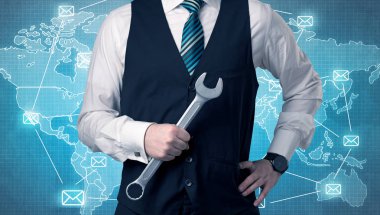 Yakışıklı businassman ayakta elinde aracıyla