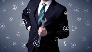 Yakışıklı adam elindeki aracıyla ayakta