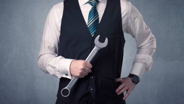 Businesman ayakta elinde aracıyla