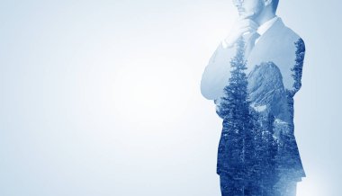 Dağ ile ayakta işadamı