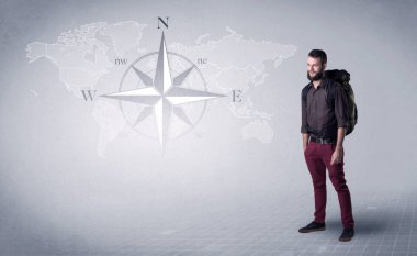 Sırt çantalı genç adam.