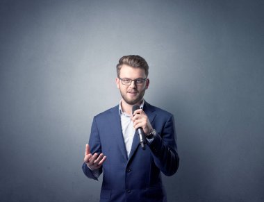 İşadamı holding mikrofon