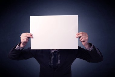 Boş kağıt tutan iş adamı