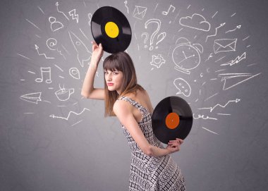 Vinil kaydı tutan kadın
