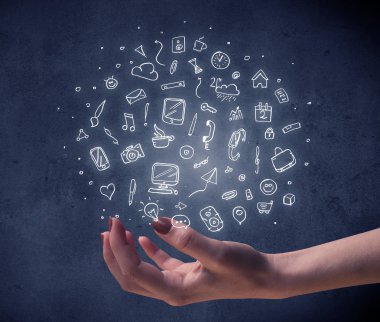 Karışık çizimler tutan el