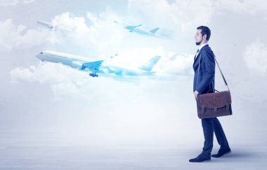 İş adamı bir yere uçak ile gidiyor