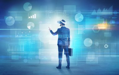 İşadamı vj gözlüklü bir proje denetimi