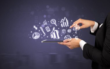 El tutma tablet tebeşir çizilmiş sembolleri yukarıda bulunan