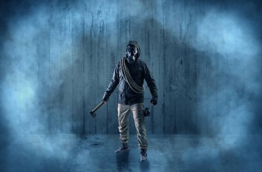 Korkunç adam ahşap bir gecekondu maske ile