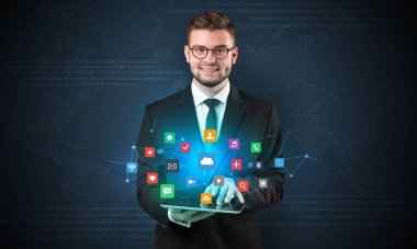 Tablet ve uygulama ile genç işadamı