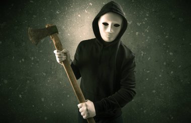 Boş bir karanlık odada silahlı kötü adam