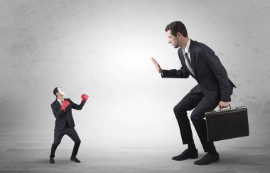 Küçük maskeli işadamı için yalvarıyor işadamı