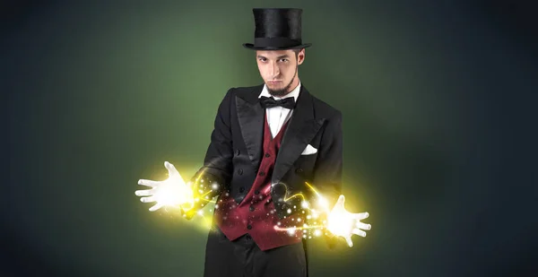 魔术师手持他的力量 — 图库照片