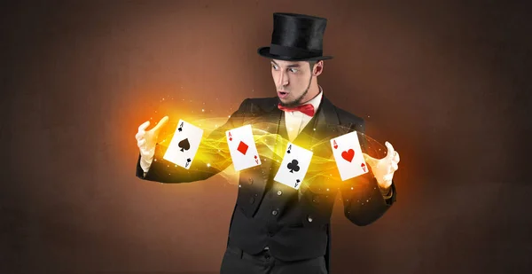 Iluzjonista Dokonywanie sztuczka z kartami magicznych grę — Zdjęcie stockowe