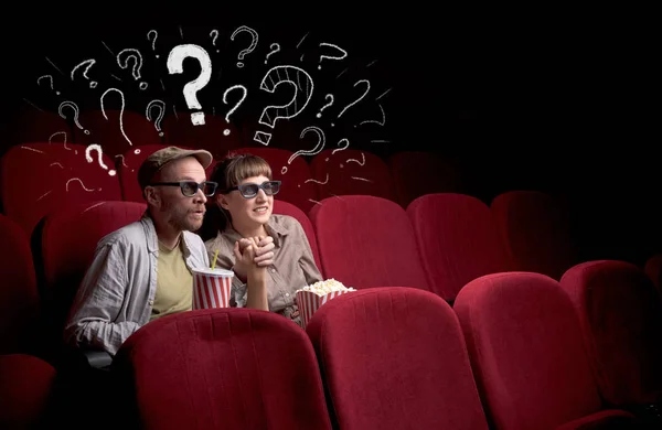 Couple au cinéma avec des questions — Photo