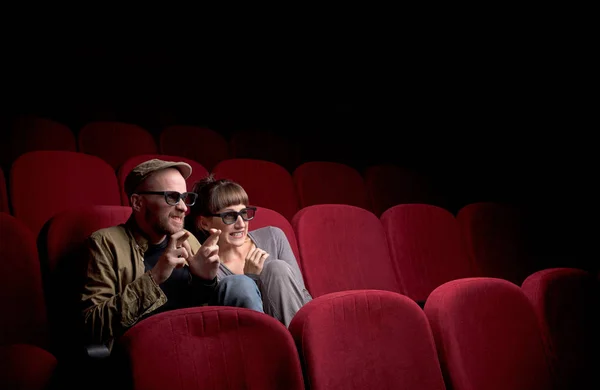 Junges Süßes Paar Sitzt Allein Roten Kino Und Hat Spaß — Stockfoto