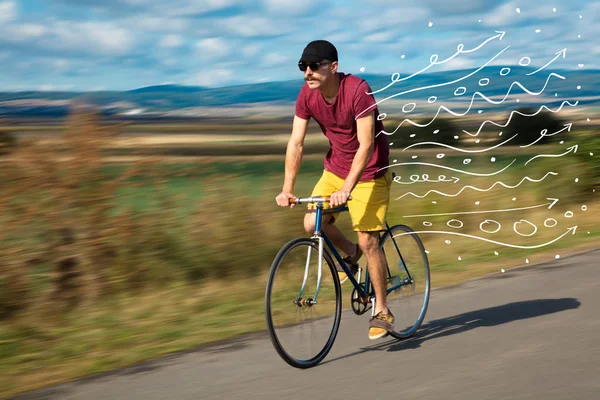 Módní cyklista v přírodě někam — Stock fotografie