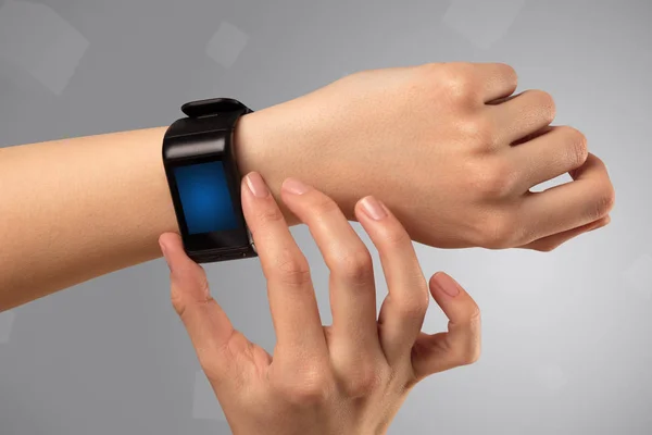 Female hand wearing smartwatch — Stock Photo, Image