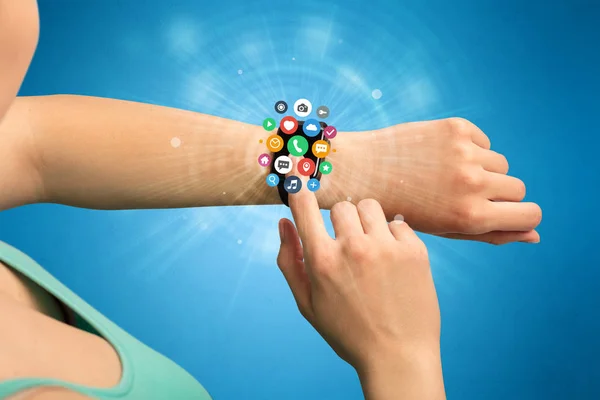 Smartwatch con iconos de aplicación . — Foto de Stock