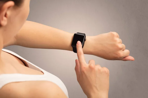 Hand med smartwatch — Stockfoto