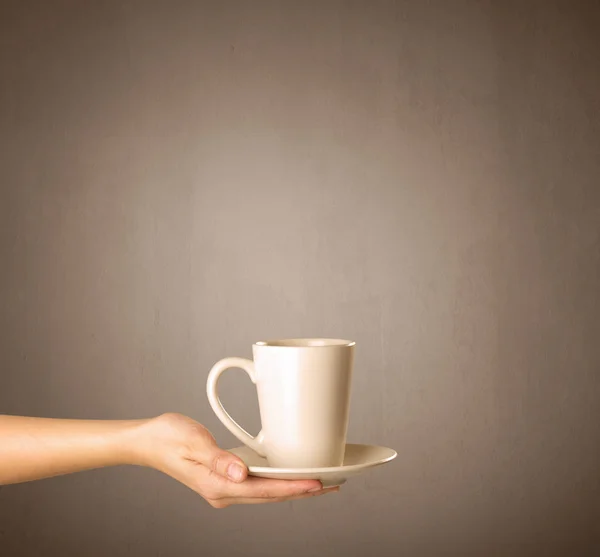 Taza de té de mano femenina — Foto de Stock