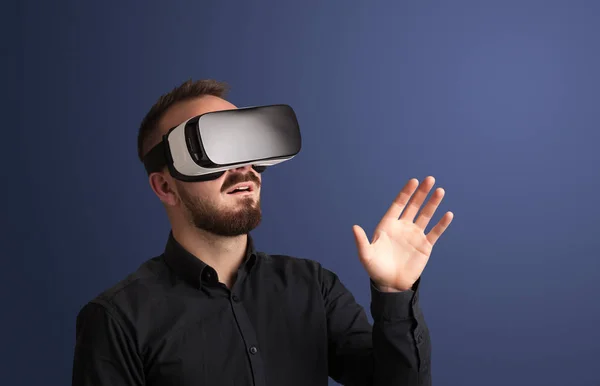 Hombre de negocios con gafas de realidad virtual —  Fotos de Stock