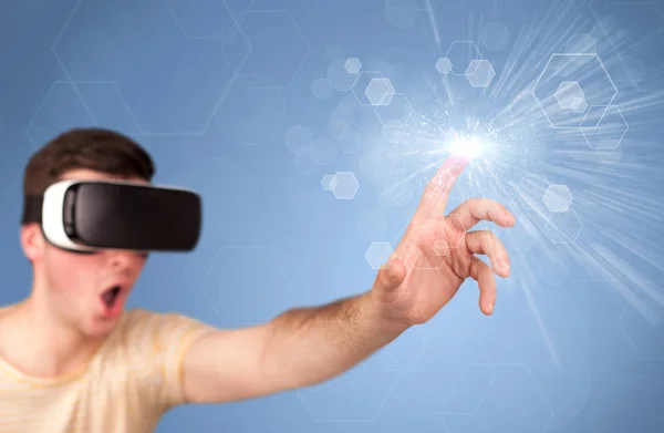 Man wearing virtual reality goggles — Stock Photo, Image