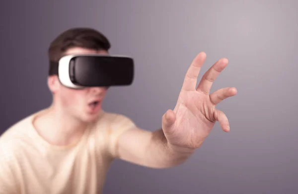 Homme portant des lunettes de réalité virtuelle — Photo