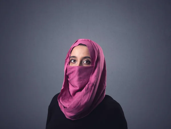 Muslimsk kvinna som bär niqab — Stockfoto