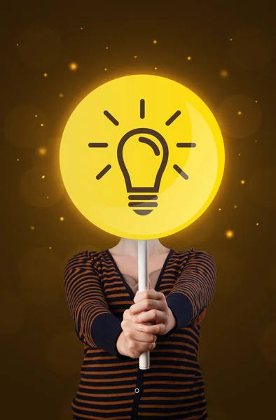 Woman holding lightbulb sign — Stock Photo, Image