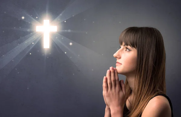 Modląc się młoda dziewczyna — Zdjęcie stockowe