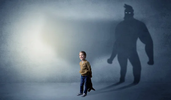 Enfant mignon avec ombre de héros derrière — Photo