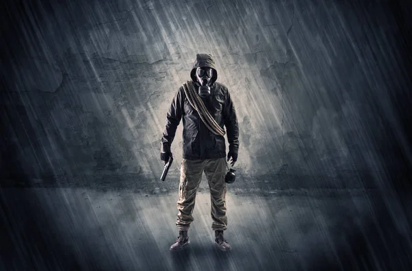 Tehlike adamın önünde bir ufalanan duvar