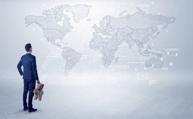 Adam elinde nesnelerle haritaya bakıyordum