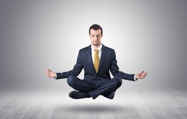 İşadamı bir boşluk kavramı içinde meditasyon