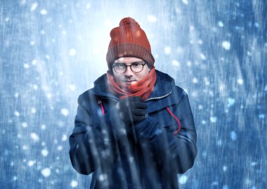 Yakışıklı çocuk kar fırtınası kavramı titreme