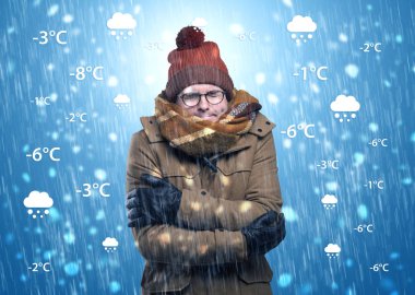 Hava durumu konsepti ile sıcak giysiler içinde buz gibi çocuk