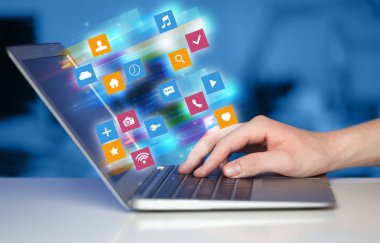 El laptop renkli uygulama simgeler ve semboller kavramı ile kullanma