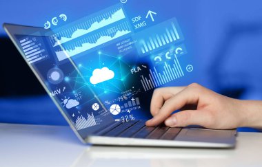 Bulut teknoloji ve bağlantılı bilgi kavramı ile dizüstü kullanarak ele