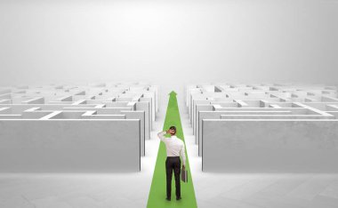 İşadamı arasında iki labirentine düz devam