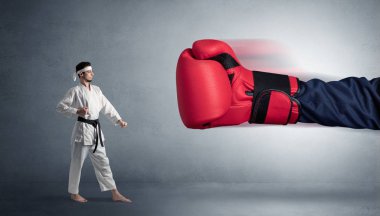 Küçük adam büyük kırmızı Boks eldiveni ile mücadele