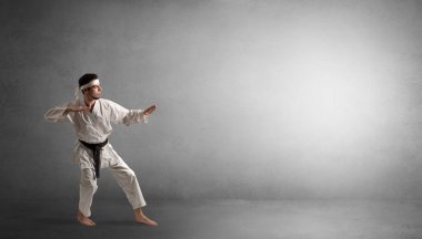 Boş bir alanda mücadele küçük karate adam