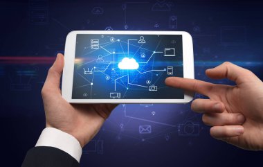 Tablet bulut office konseptiyle ilk kişi görünümü